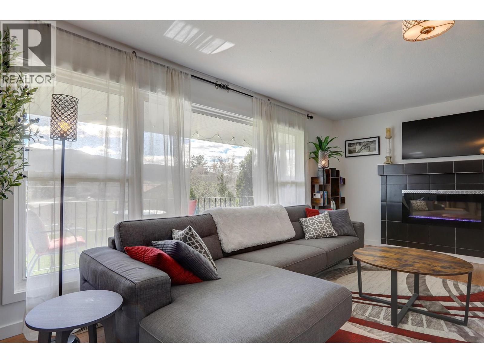9811 Venables Drive, Vernon, BC - Indoor Photo Showing Living Room With Fireplace