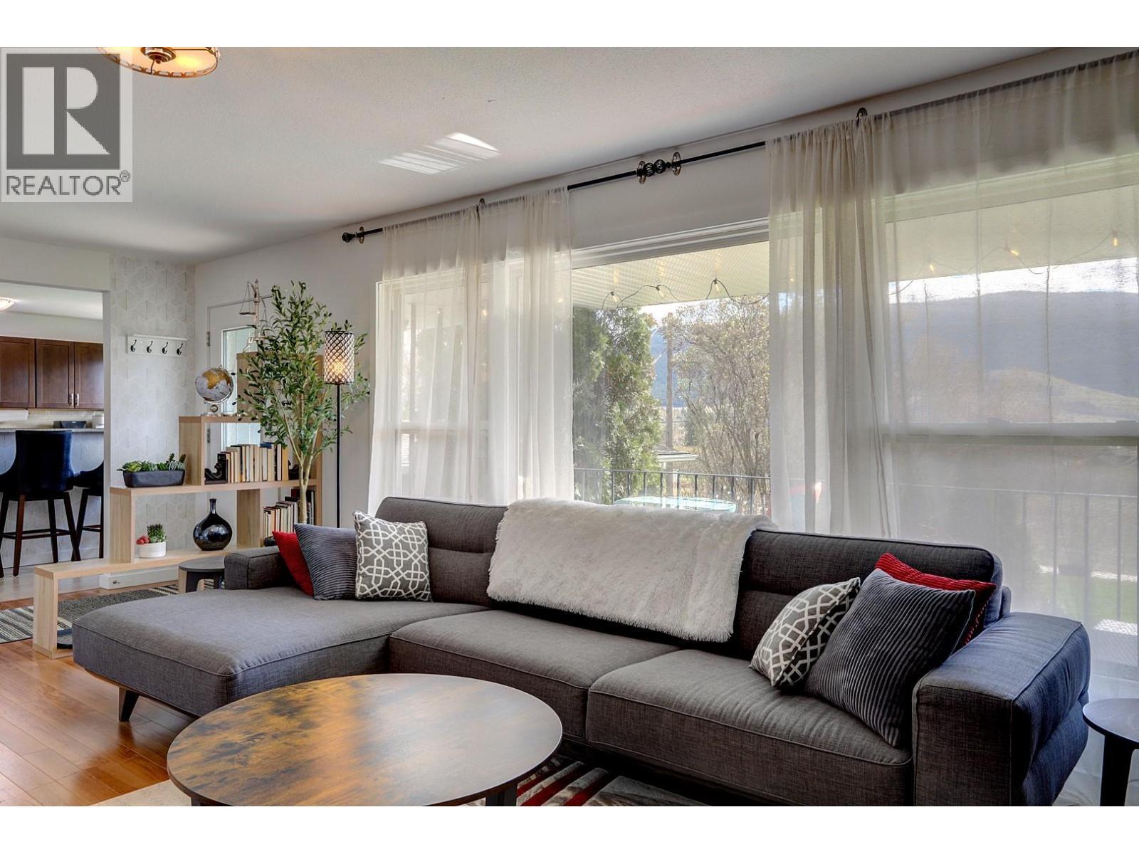 9811 Venables Drive, Vernon, BC - Indoor Photo Showing Living Room