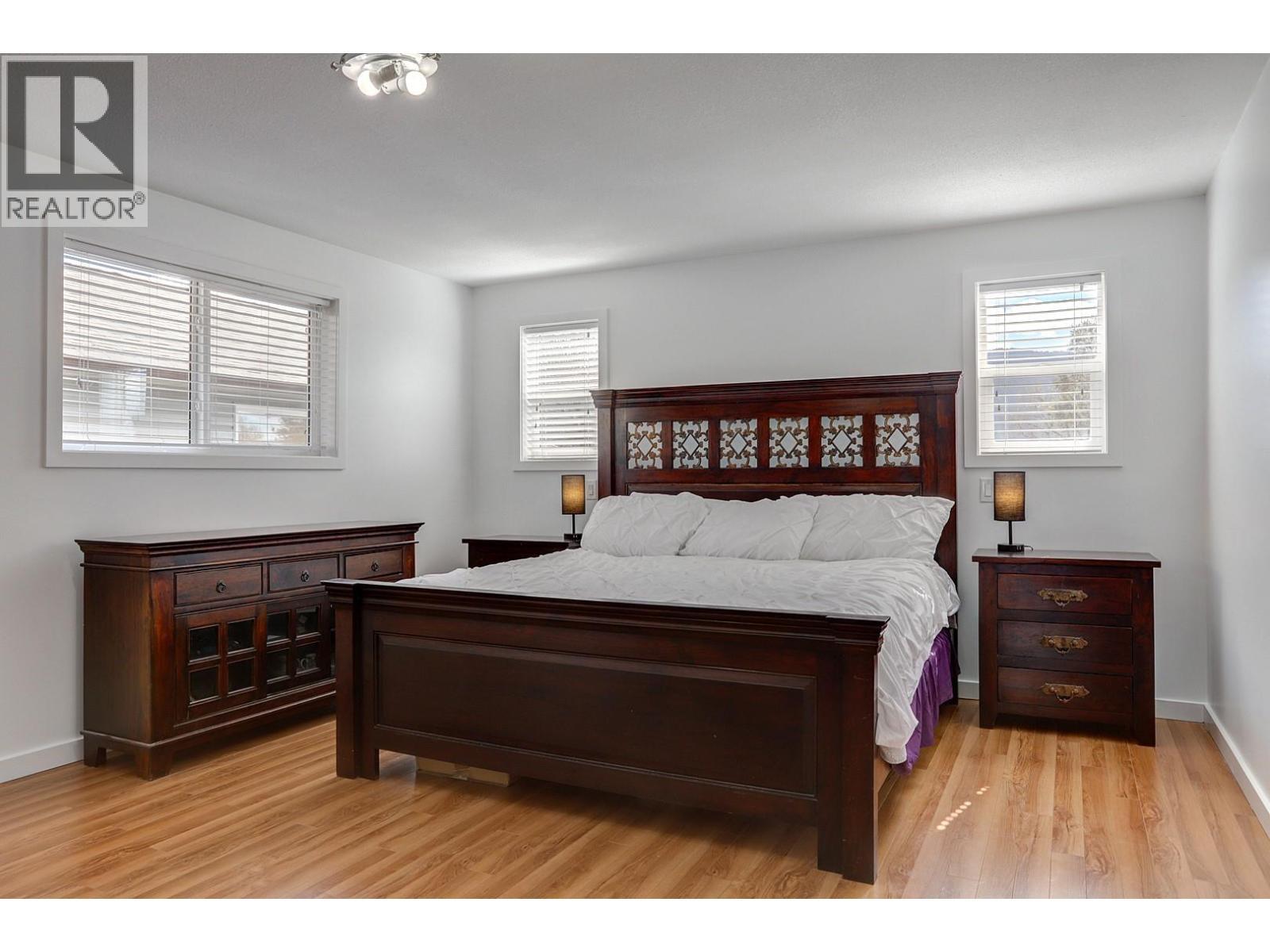 9811 Venables Drive, Vernon, BC - Indoor Photo Showing Bedroom