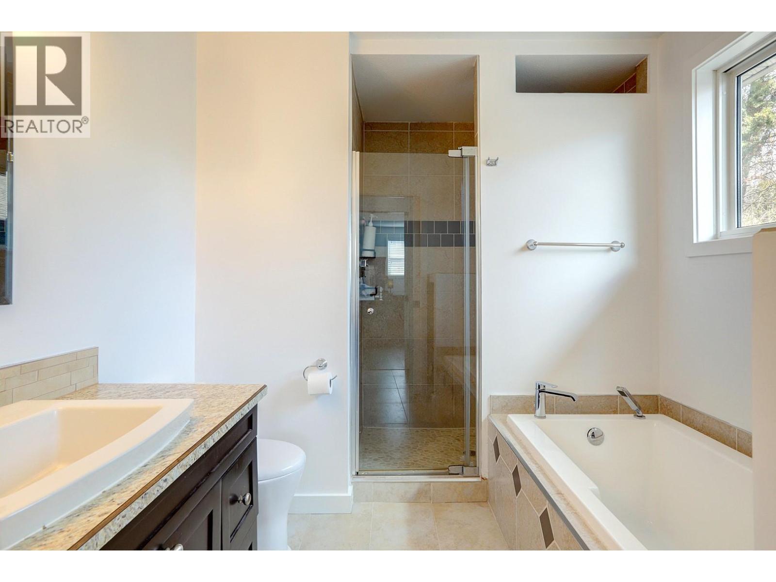 9811 Venables Drive, Vernon, BC - Indoor Photo Showing Bathroom