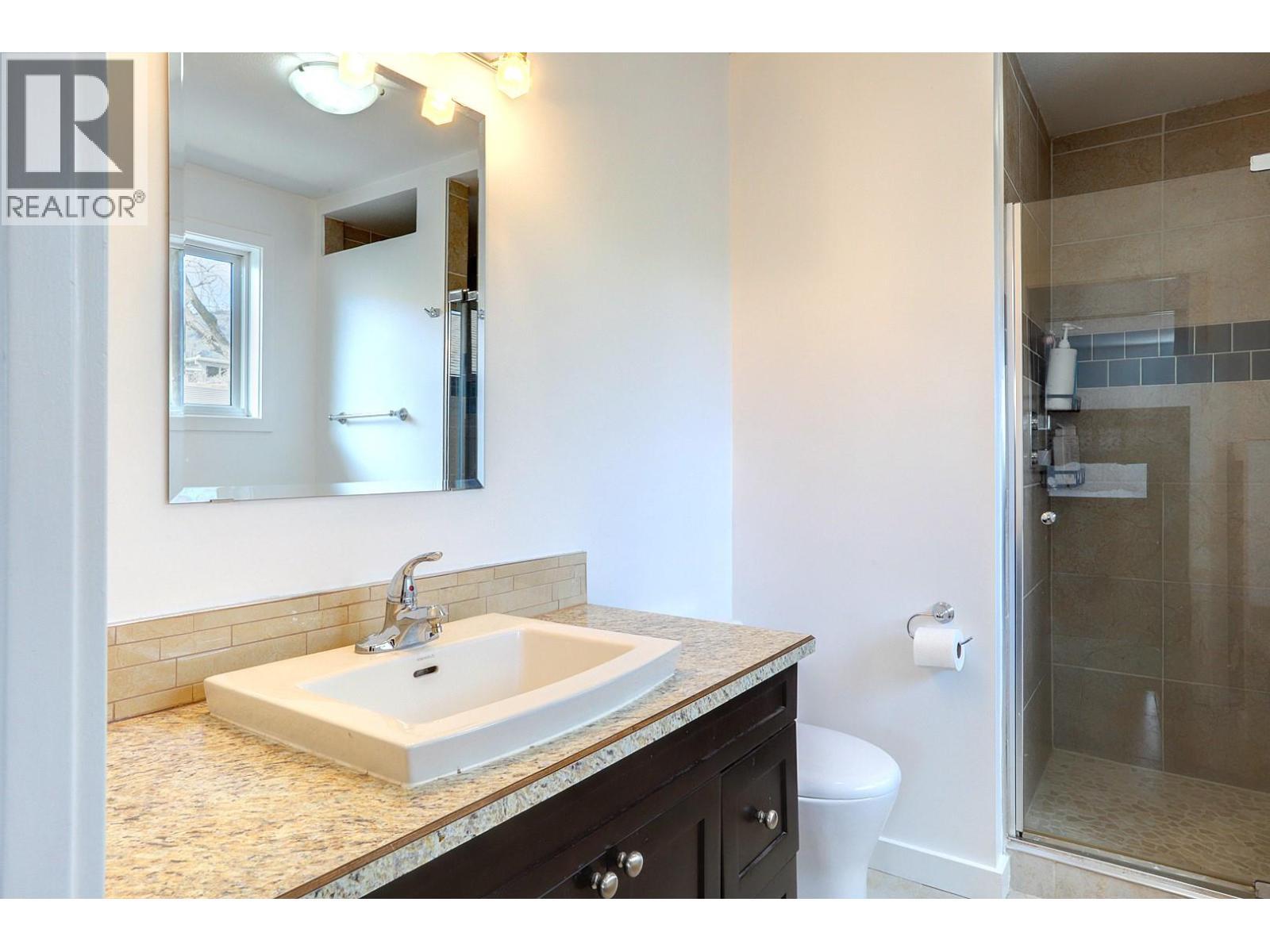 9811 Venables Drive, Vernon, BC - Indoor Photo Showing Bathroom