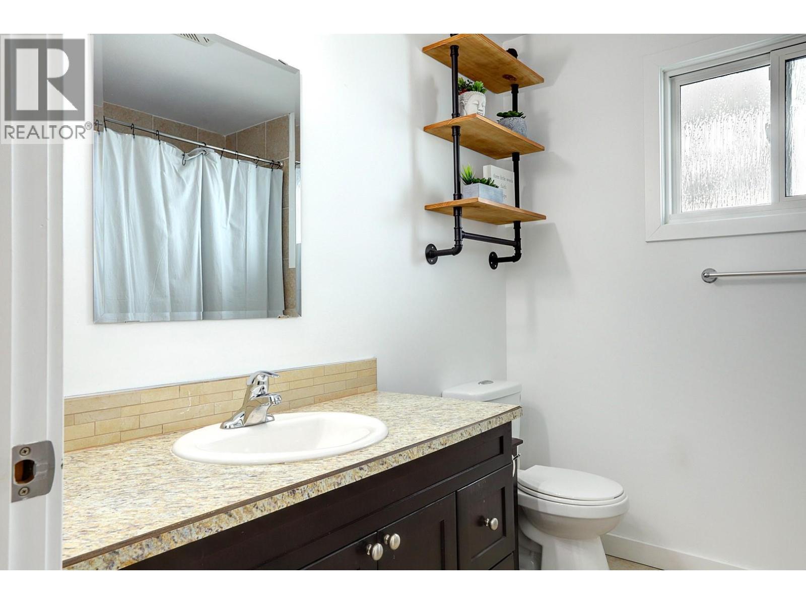 9811 Venables Drive, Vernon, BC - Indoor Photo Showing Bathroom