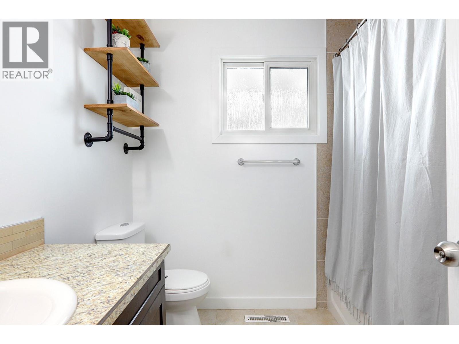 9811 Venables Drive, Vernon, BC - Indoor Photo Showing Bathroom