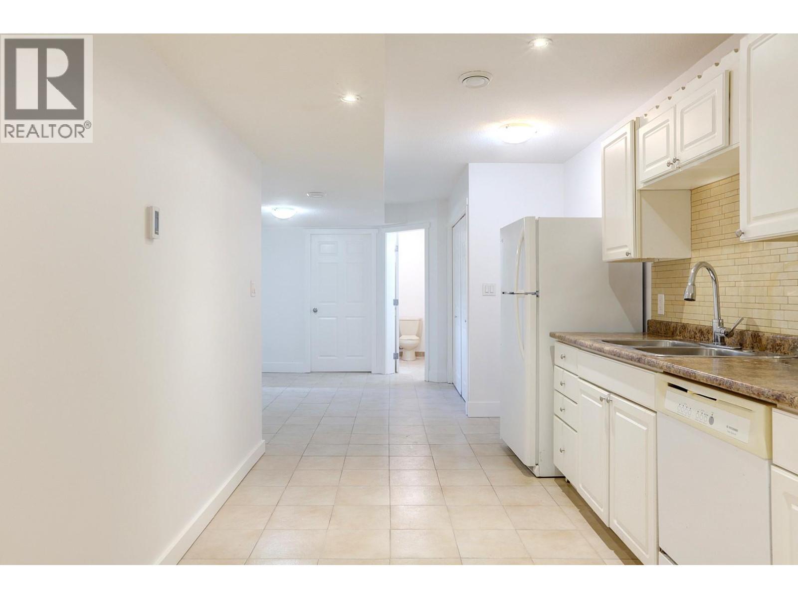 9811 Venables Drive, Vernon, BC - Indoor Photo Showing Kitchen With Double Sink