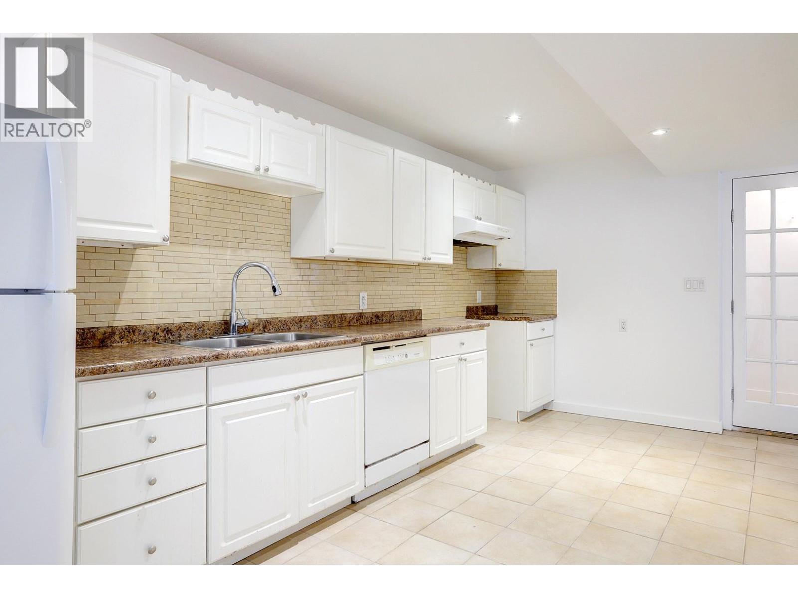 9811 Venables Drive, Vernon, BC - Indoor Photo Showing Kitchen With Double Sink