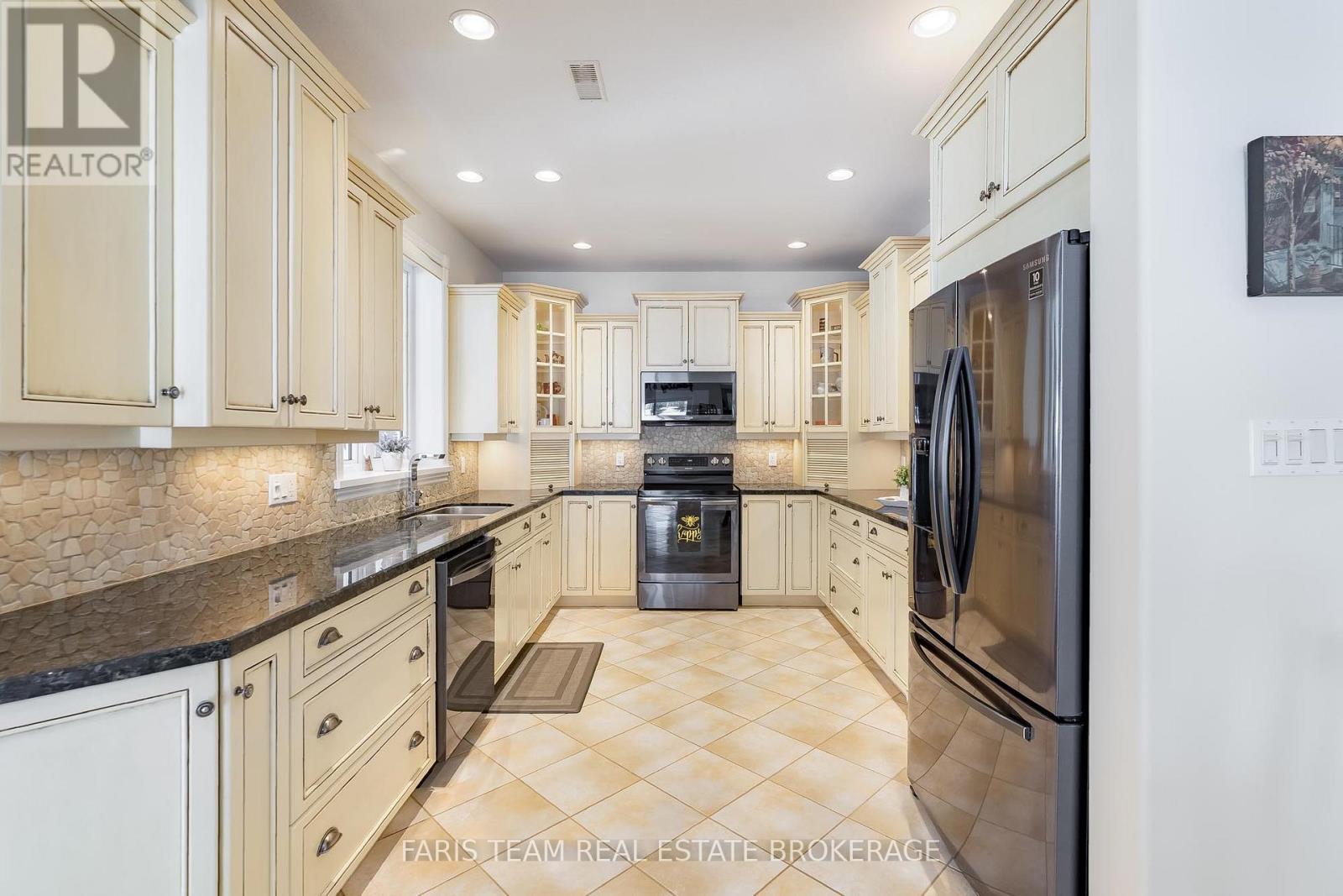 130 Concession 15 W, Tiny, ON - Indoor Photo Showing Kitchen With Upgraded Kitchen