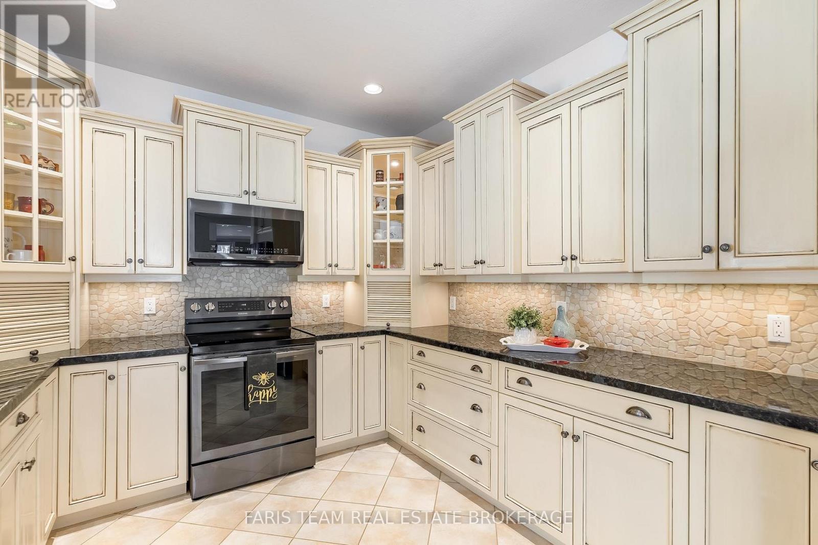 130 Concession 15 W, Tiny, ON - Indoor Photo Showing Kitchen With Upgraded Kitchen