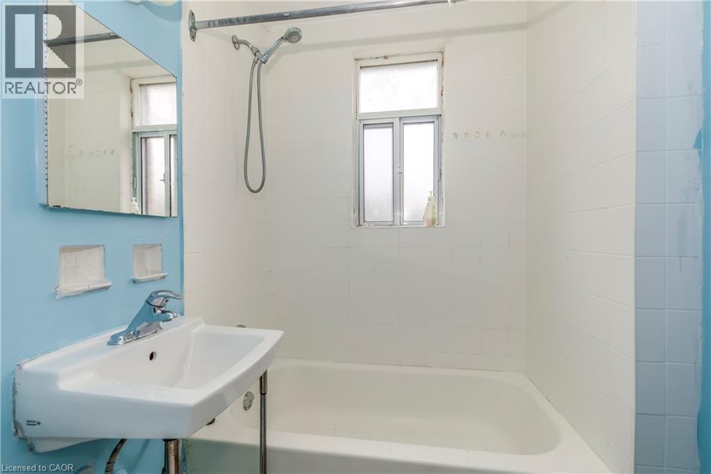 98 Armstrong Avenue, Hamilton, ON - Indoor Photo Showing Bathroom