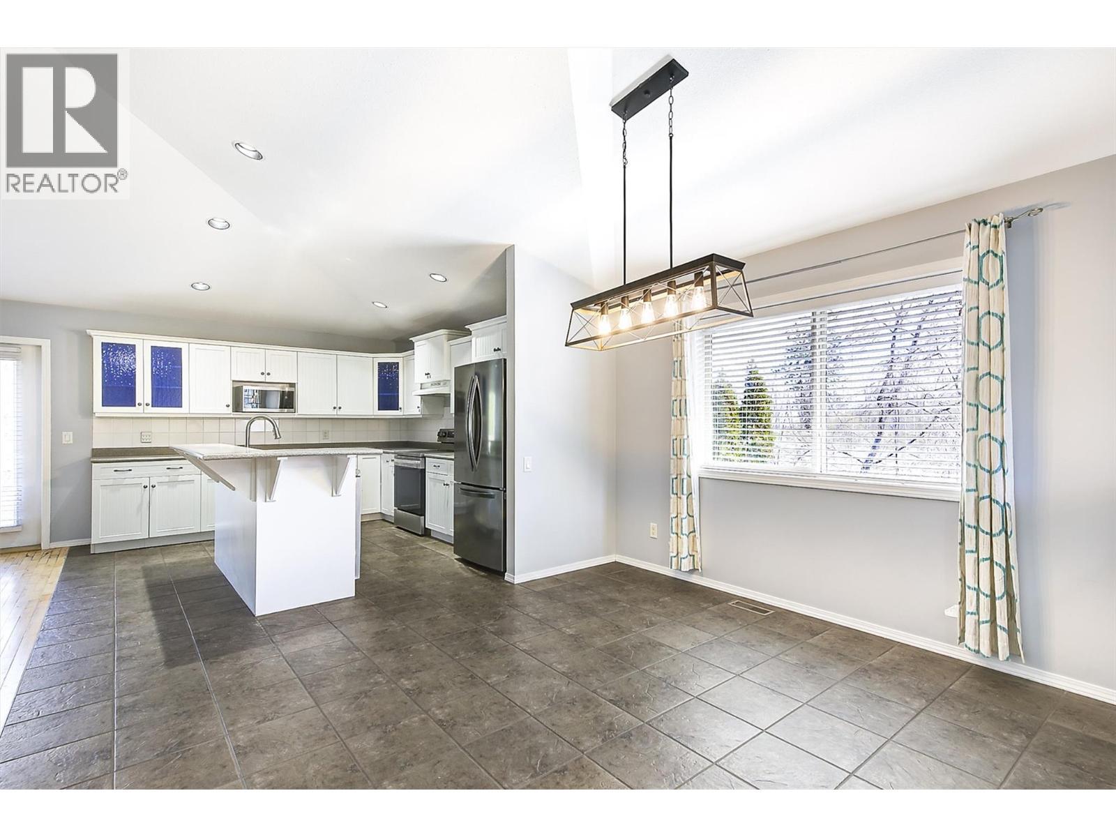 Open plan in kitchen & dining room - 546 South Crest Drive Lot# 1, Kelowna, BC - Indoor Photo Showing Kitchen