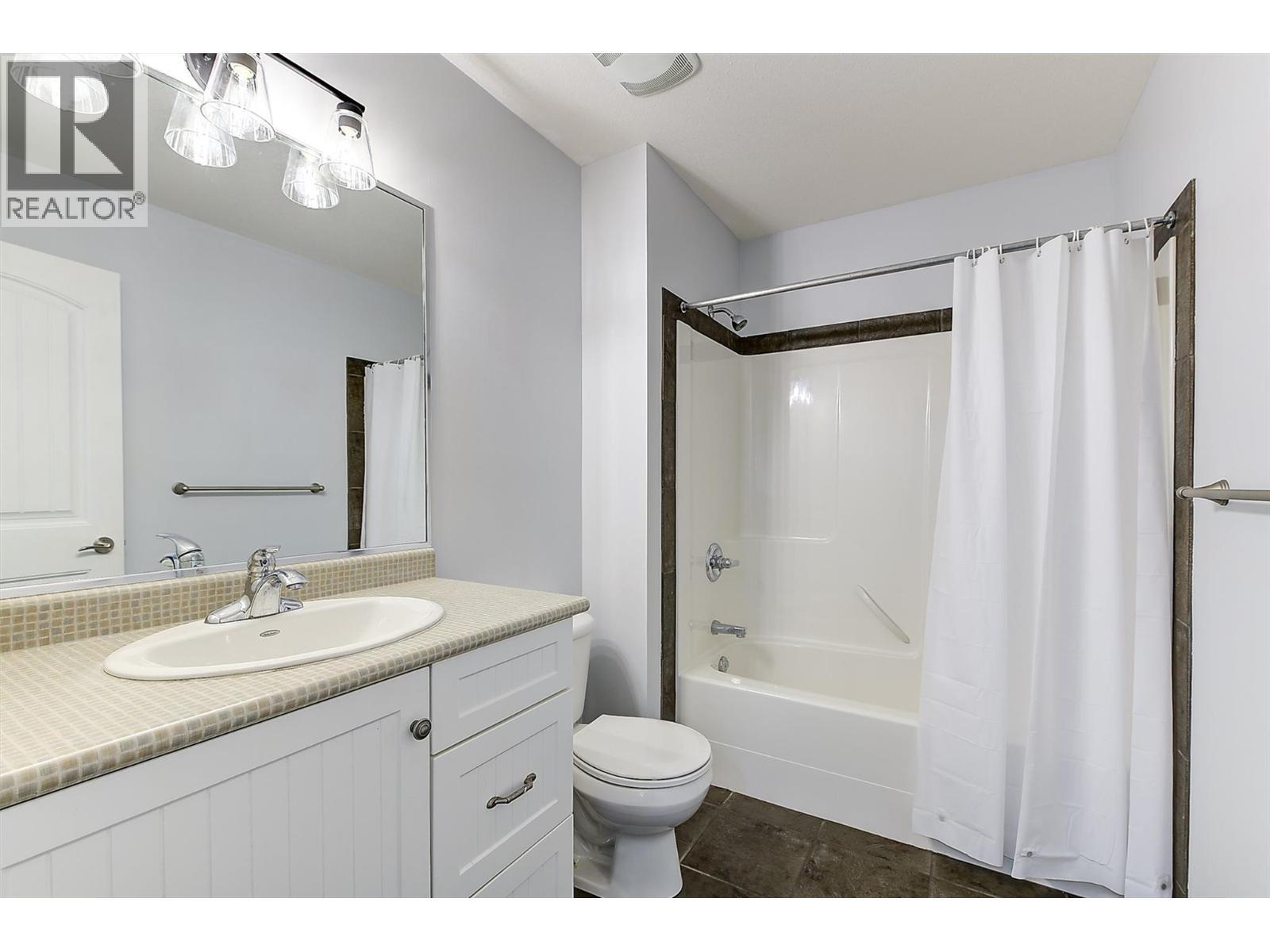 4pc main bathroom up - 546 South Crest Drive Lot# 1, Kelowna, BC - Indoor Photo Showing Bathroom