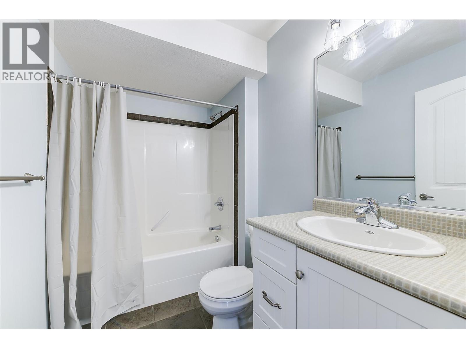 4pc bathroom down - 546 South Crest Drive Lot# 1, Kelowna, BC - Indoor Photo Showing Bathroom