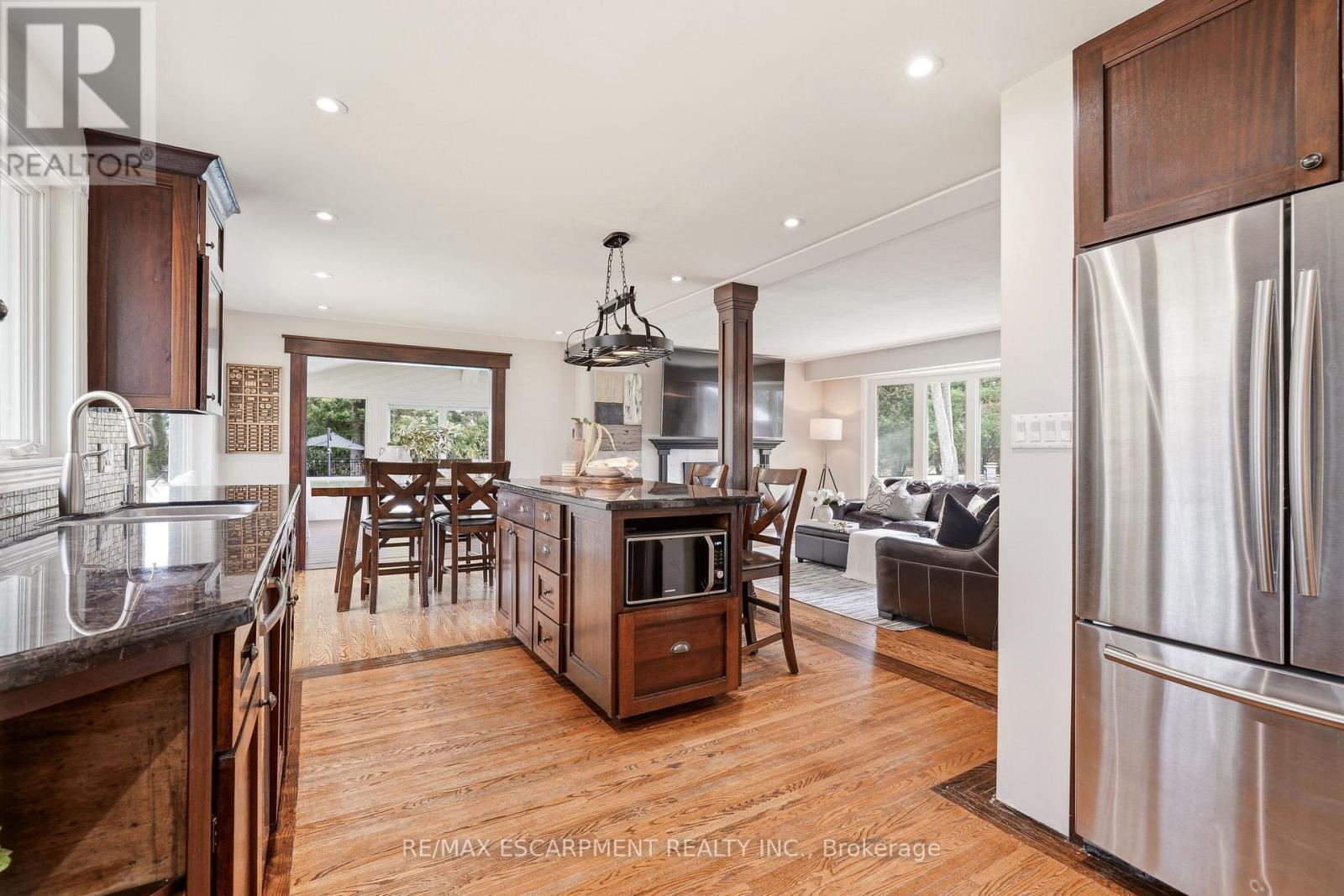1189 Britannia Road, Burlington, ON - Indoor Photo Showing Kitchen With Upgraded Kitchen