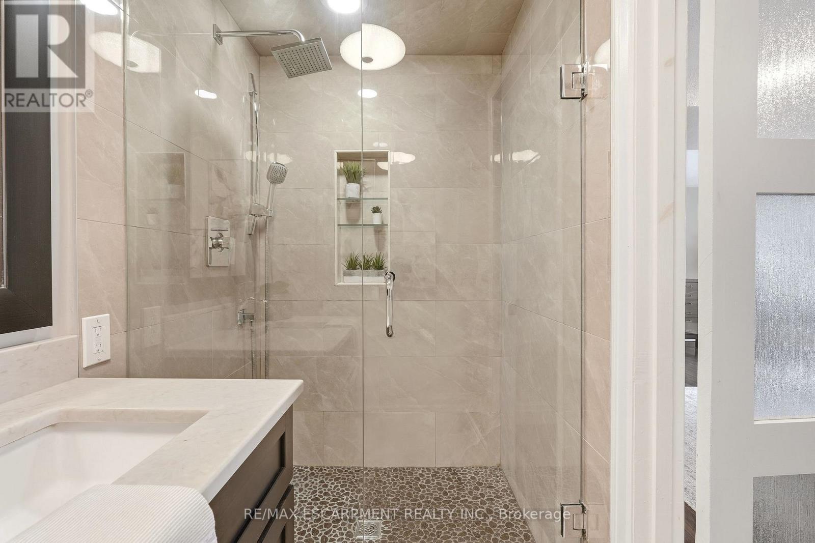 1189 Britannia Road, Burlington, ON - Indoor Photo Showing Bathroom