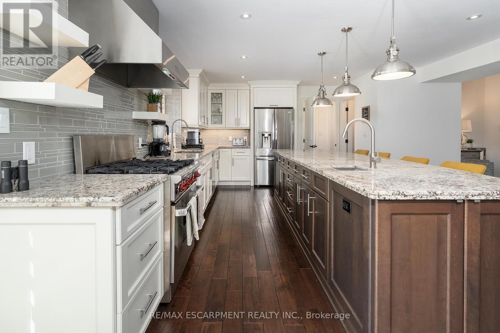 400 Hamilton Drive, Hamilton, ON - Indoor Photo Showing Kitchen With Upgraded Kitchen