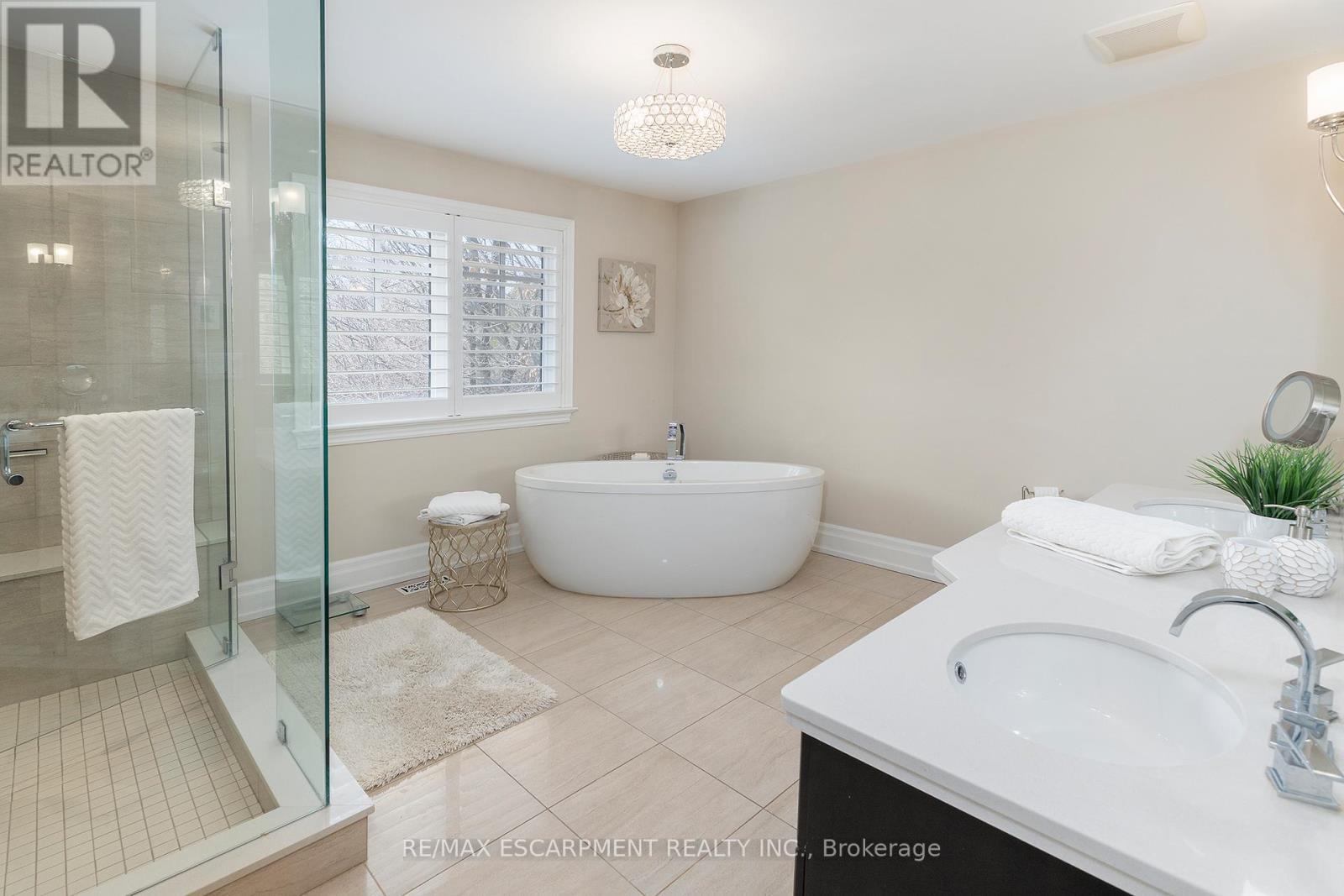 400 Hamilton Drive, Hamilton, ON - Indoor Photo Showing Bathroom