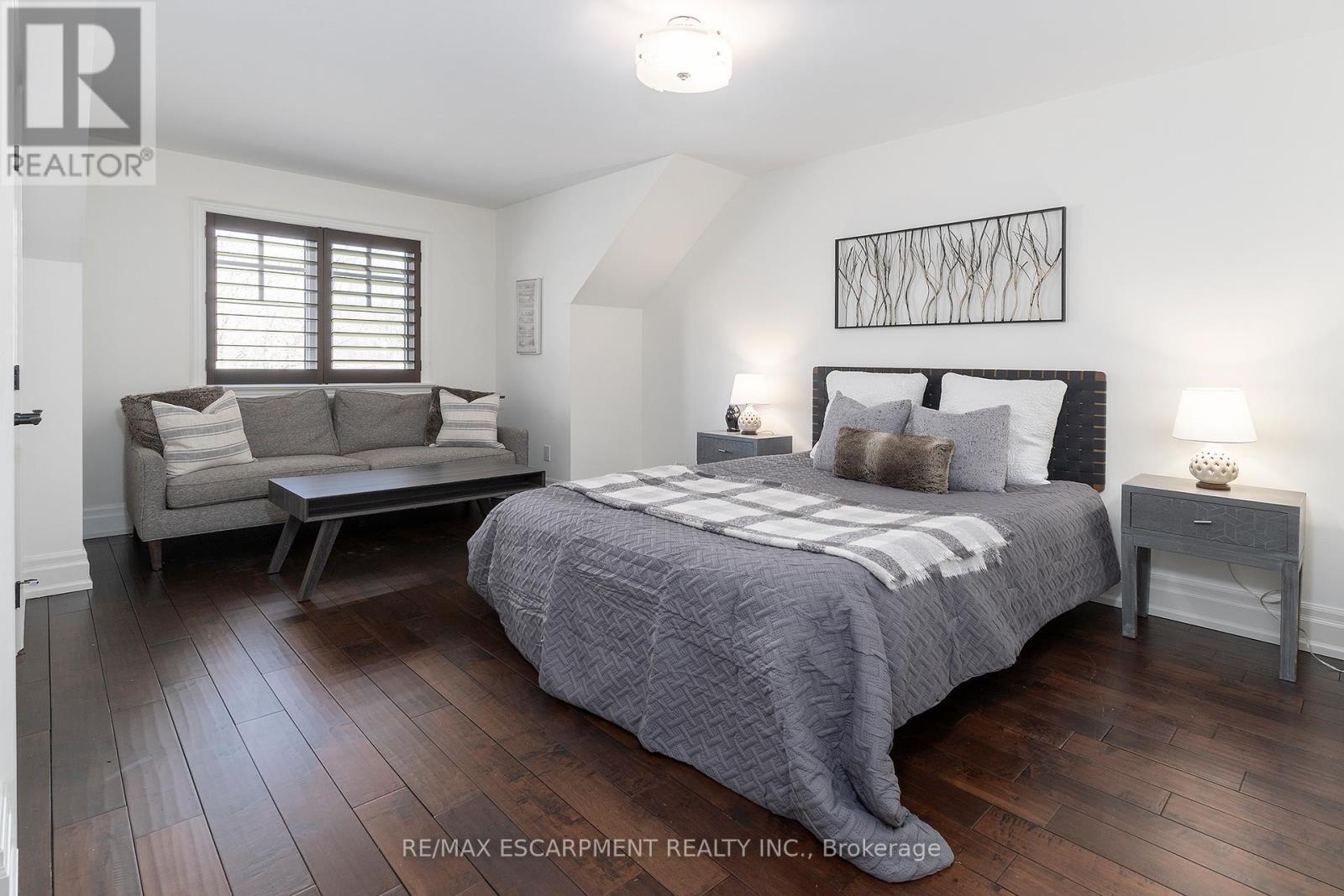 400 Hamilton Drive, Hamilton, ON - Indoor Photo Showing Bedroom