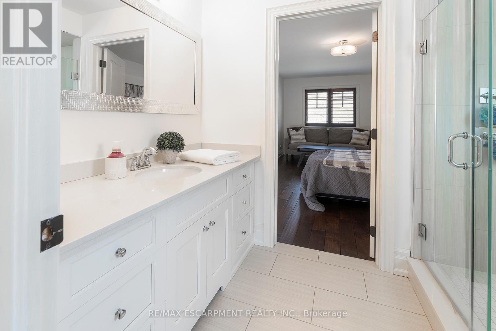 400 Hamilton Drive, Hamilton, ON - Indoor Photo Showing Bathroom