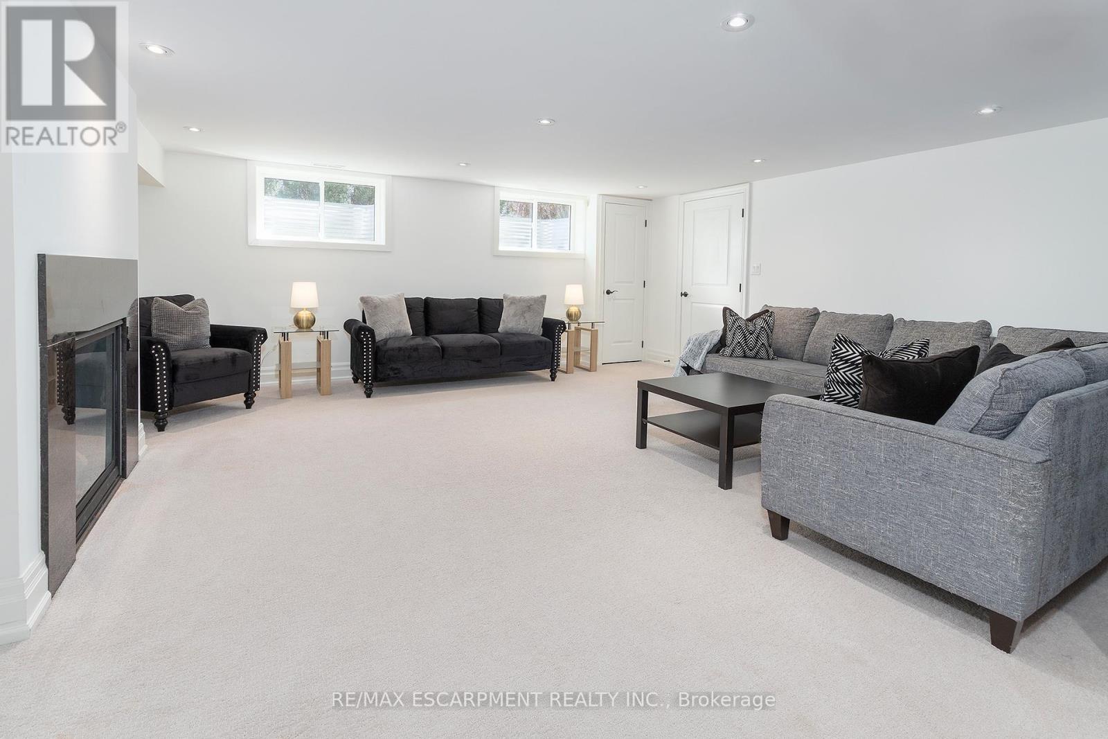 400 Hamilton Drive, Hamilton, ON - Indoor