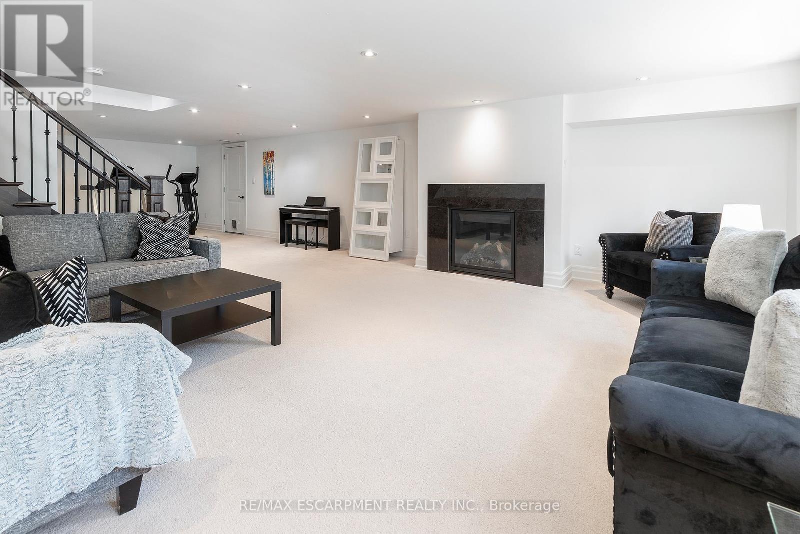 400 Hamilton Drive, Hamilton, ON - Indoor Photo Showing Living Room With Fireplace