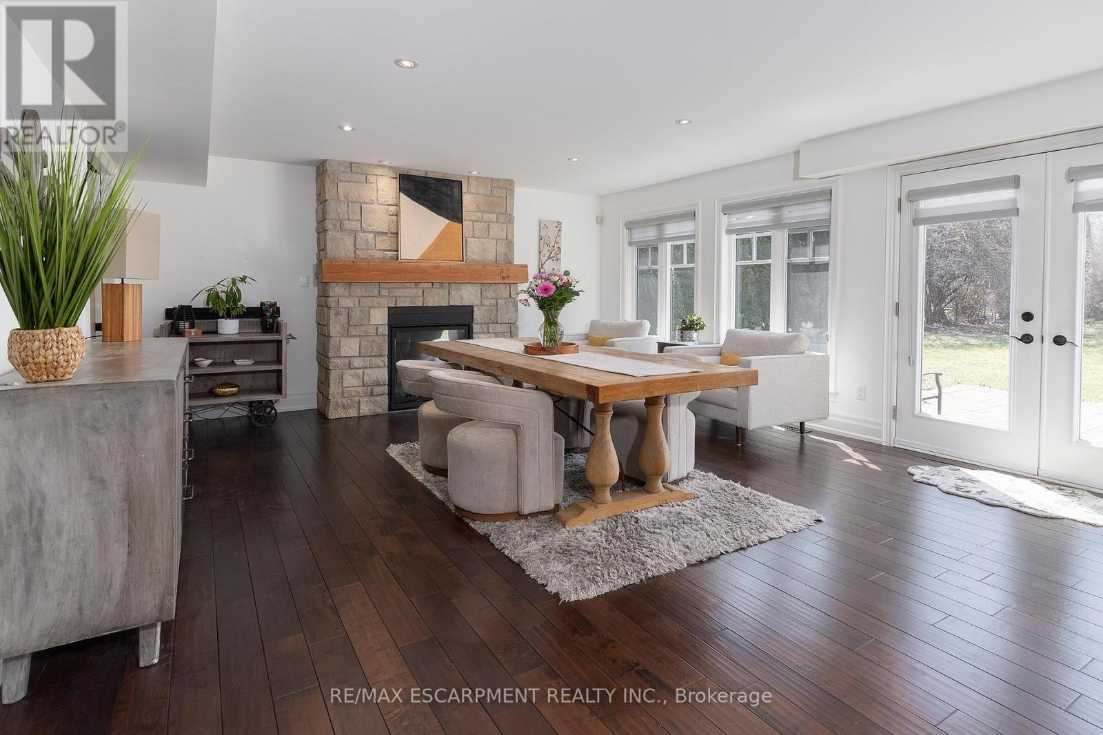 400 Hamilton Drive, Hamilton, ON - Indoor Photo Showing Living Room With Fireplace