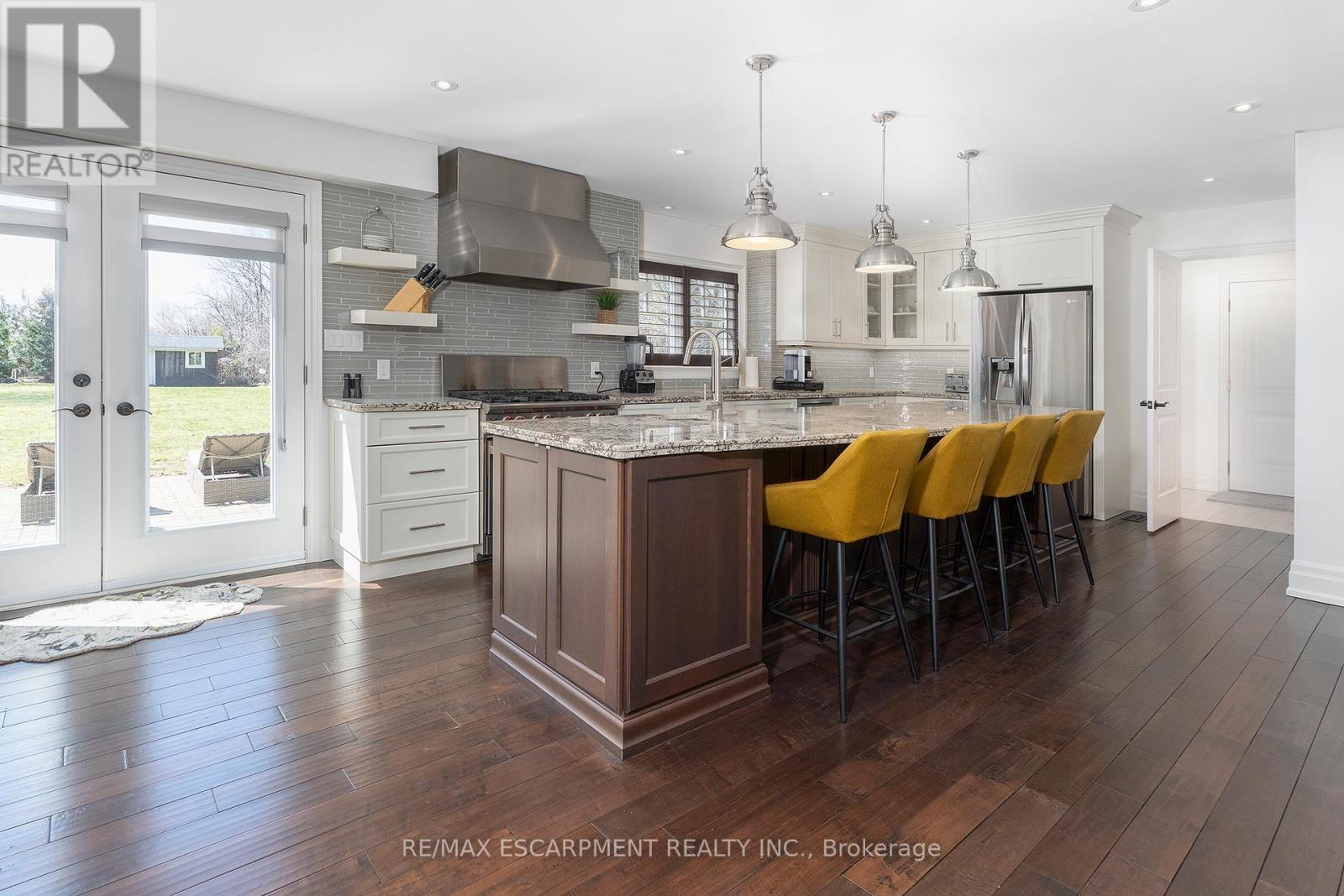 400 Hamilton Drive, Hamilton, ON - Indoor Photo Showing Kitchen With Upgraded Kitchen