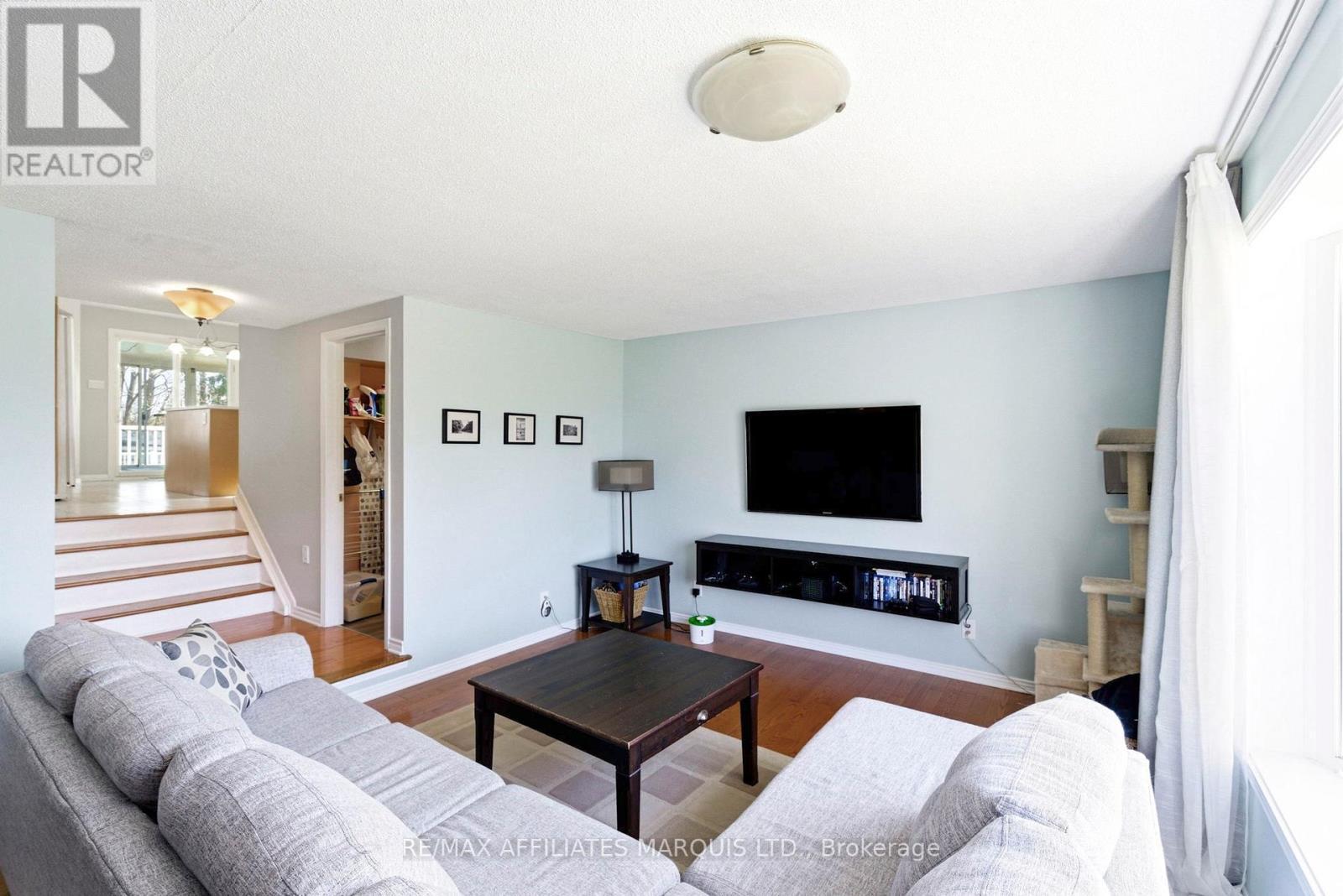 884 Kenyon Crescent, Cornwall, ON - Indoor Photo Showing Living Room