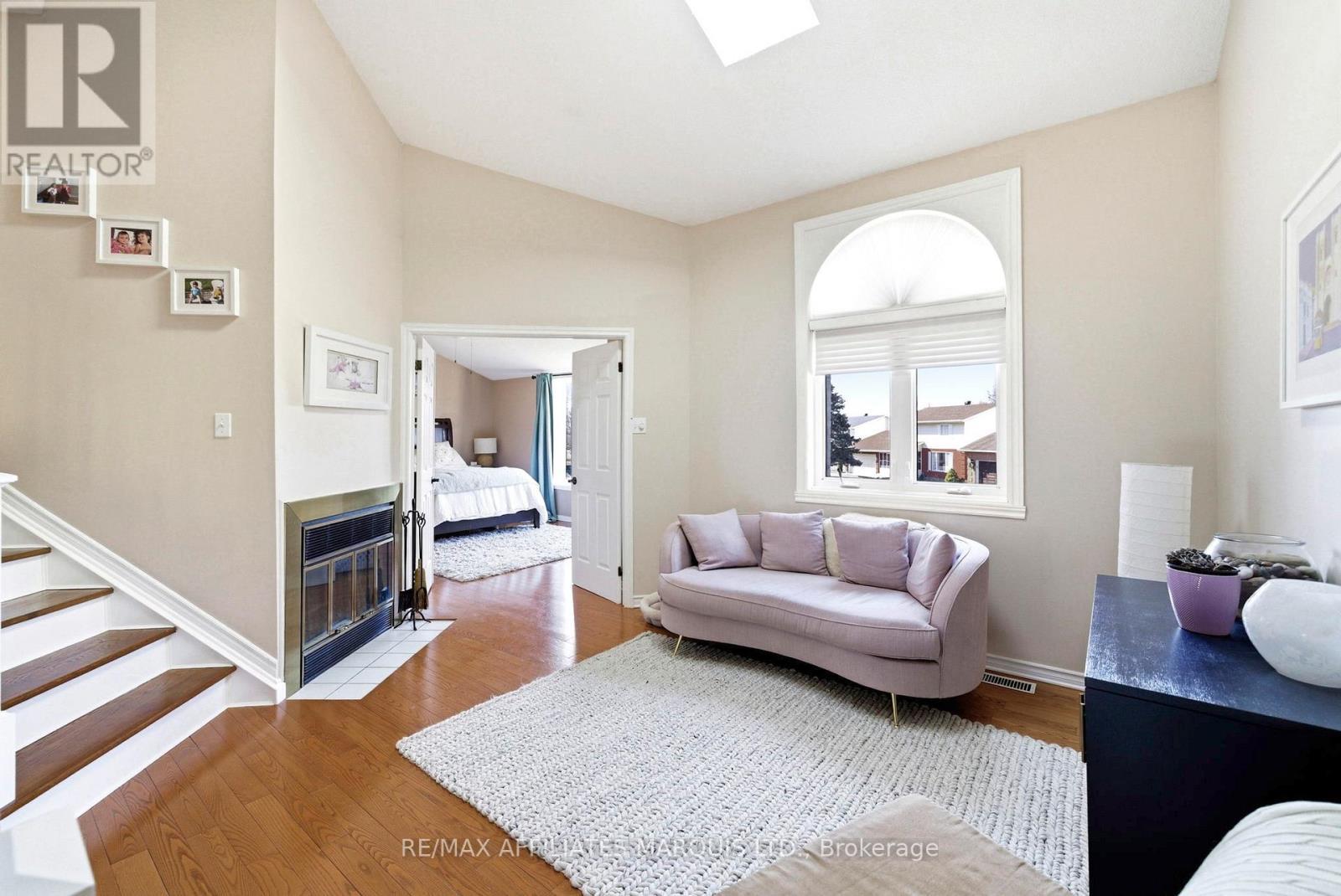 884 Kenyon Crescent, Cornwall, ON - Indoor Photo Showing Living Room