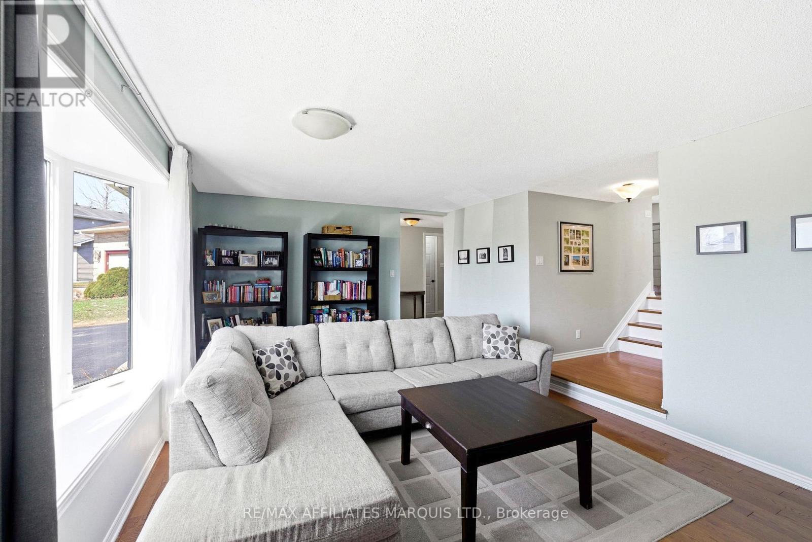 884 Kenyon Crescent, Cornwall, ON - Indoor Photo Showing Living Room