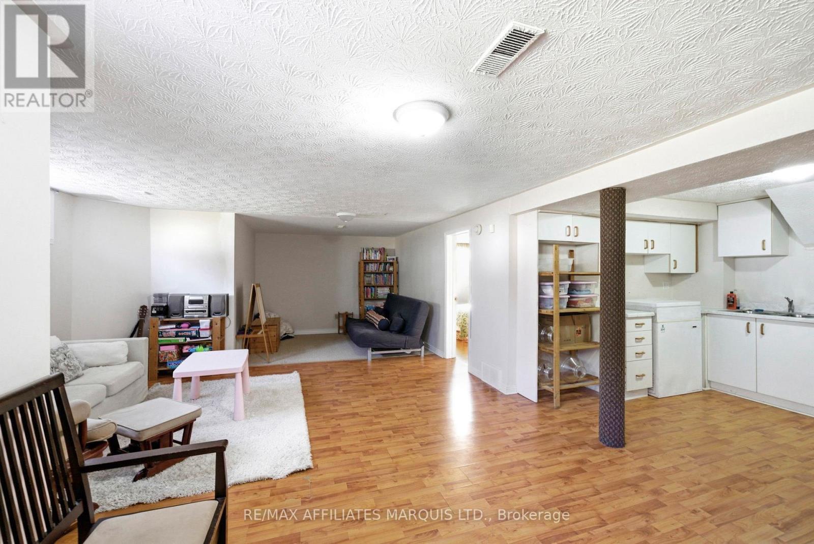 884 Kenyon Crescent, Cornwall, ON - Indoor Photo Showing Living Room