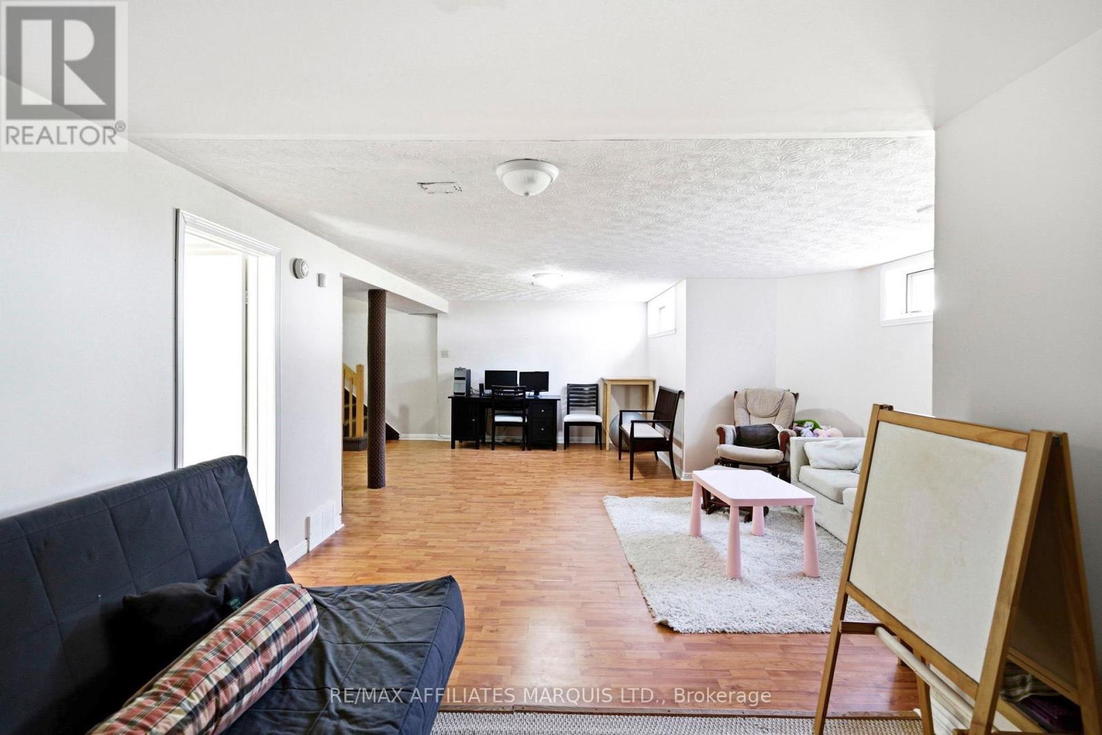 884 Kenyon Crescent, Cornwall, ON - Indoor Photo Showing Living Room