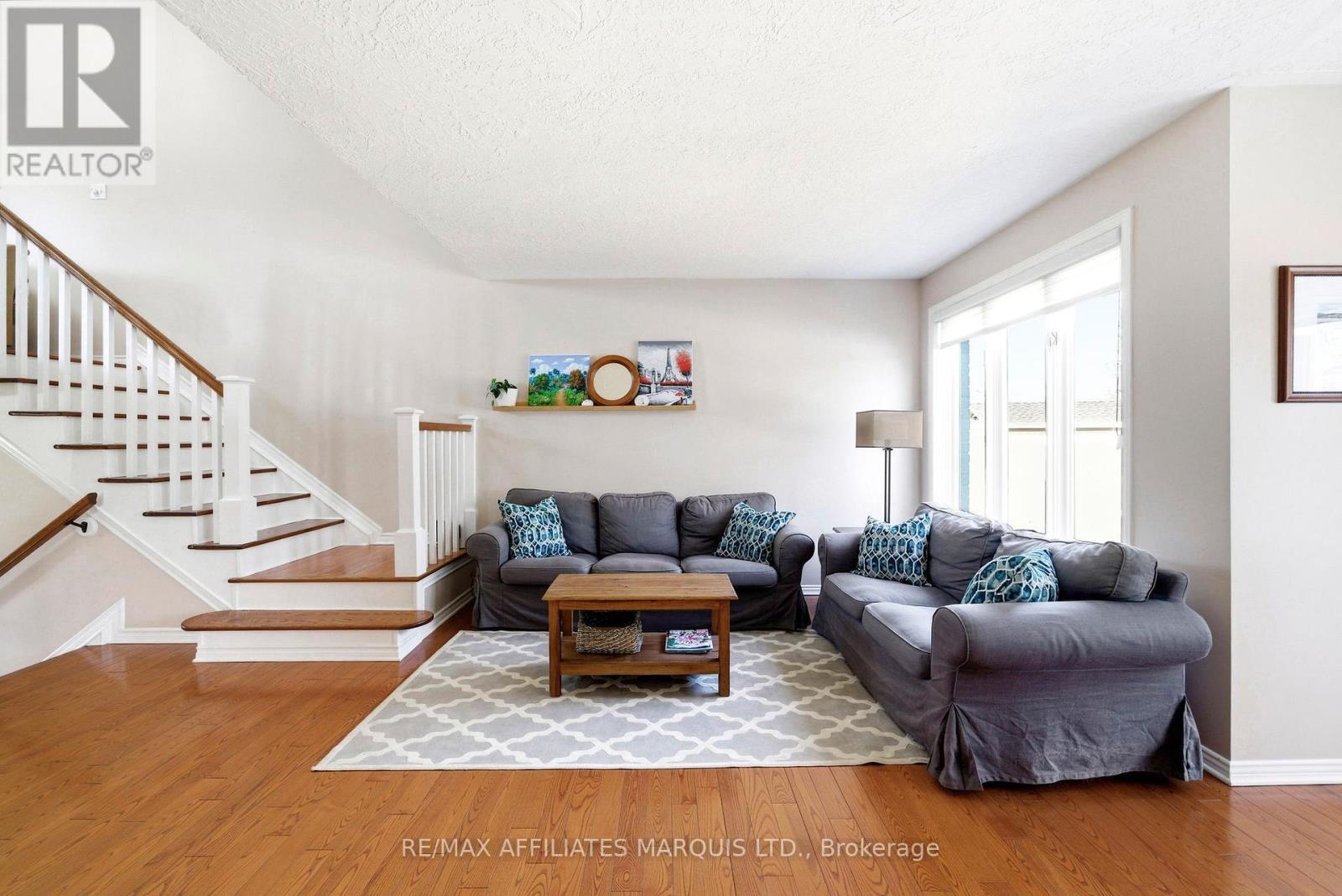 884 Kenyon Crescent, Cornwall, ON - Indoor Photo Showing Living Room