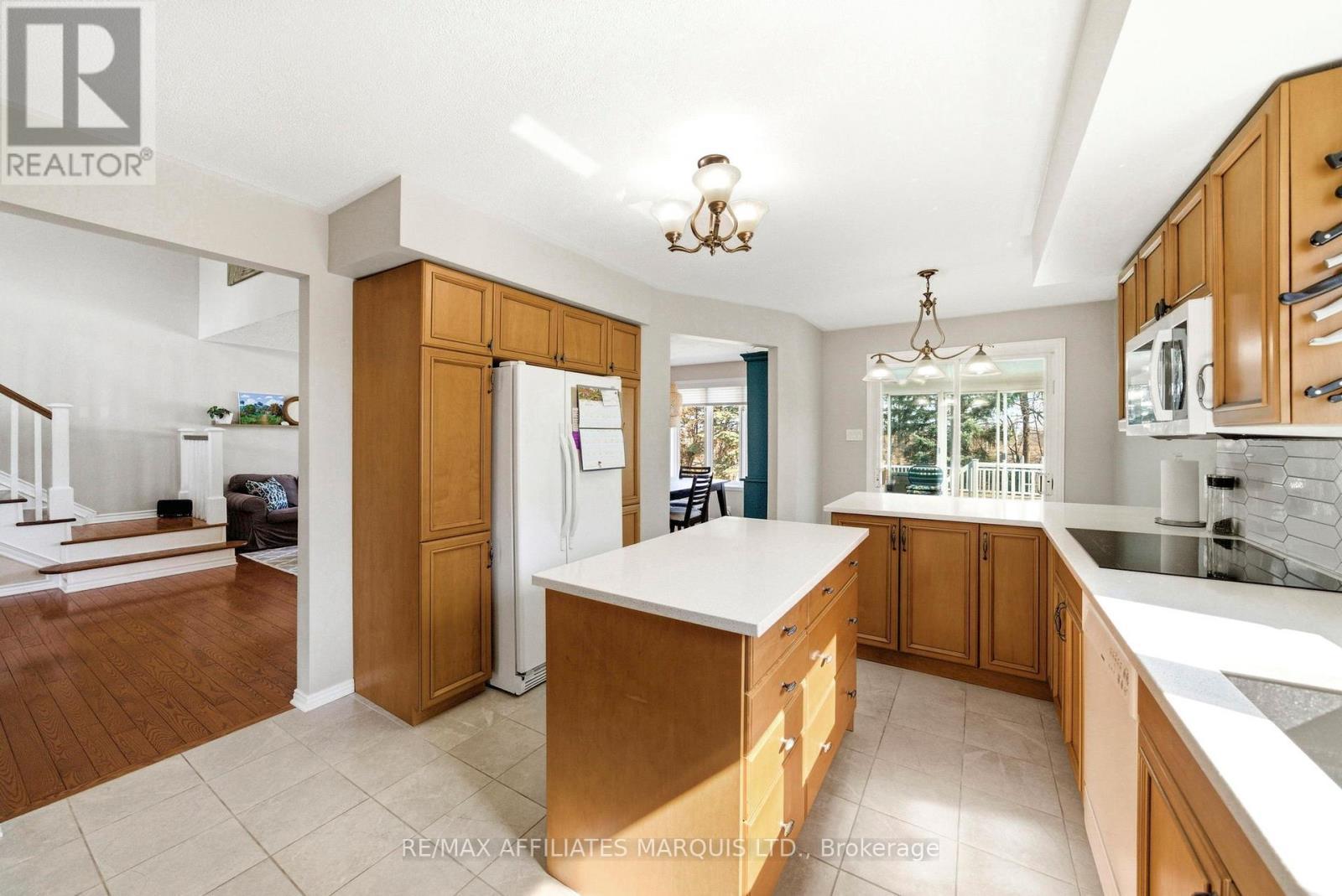 884 Kenyon Crescent, Cornwall, ON - Indoor Photo Showing Kitchen With Double Sink