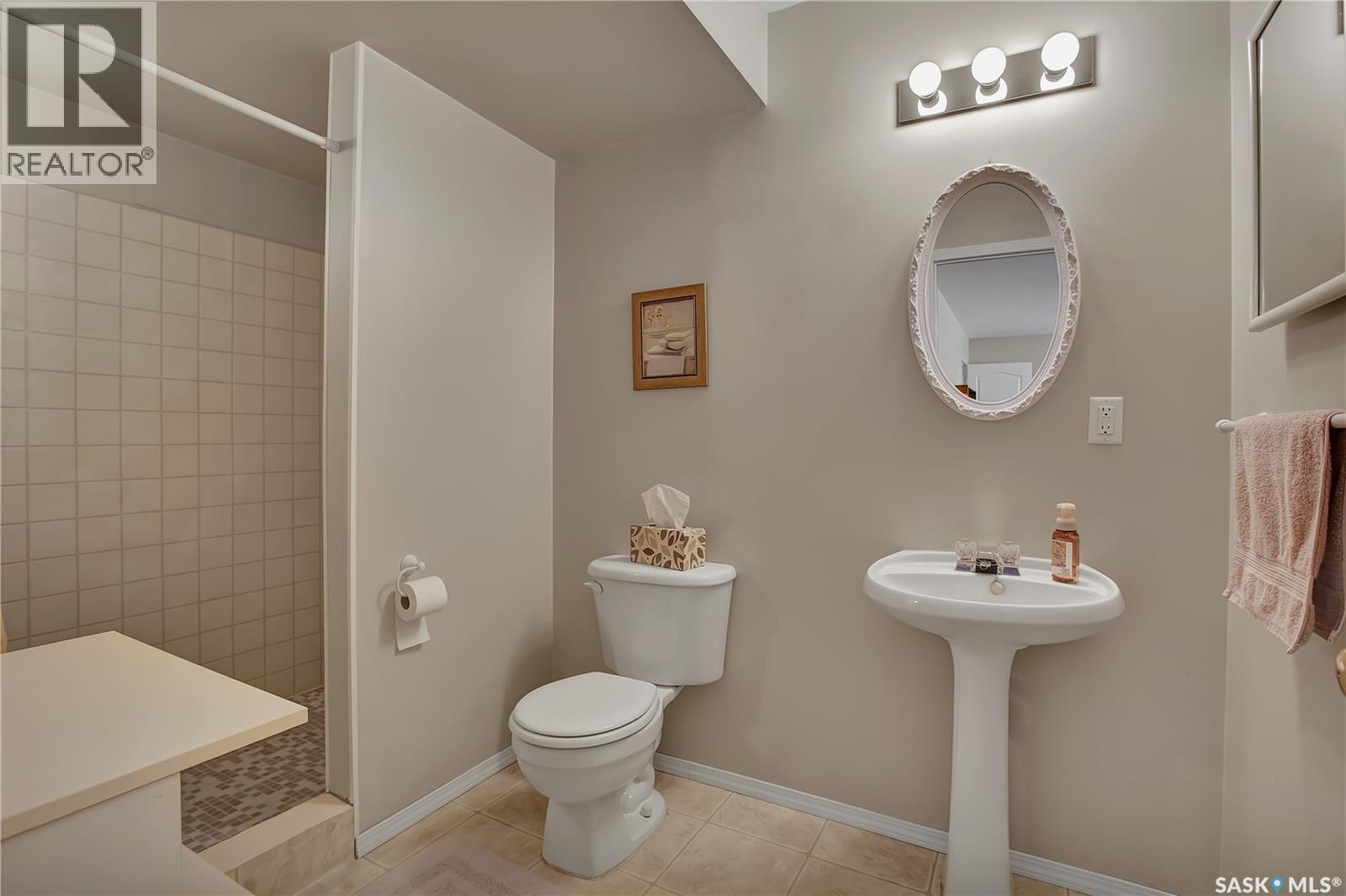 109 810 Mendel Crescent, Saskatoon, SK - Indoor Photo Showing Bathroom