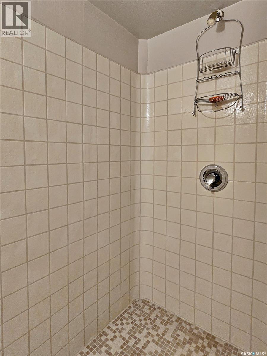 109 810 Mendel Crescent, Saskatoon, SK - Indoor Photo Showing Bathroom
