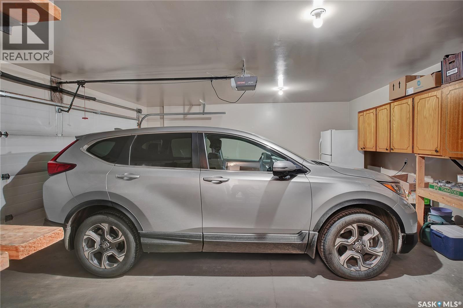 109 810 Mendel Crescent, Saskatoon, SK - Indoor Photo Showing Garage