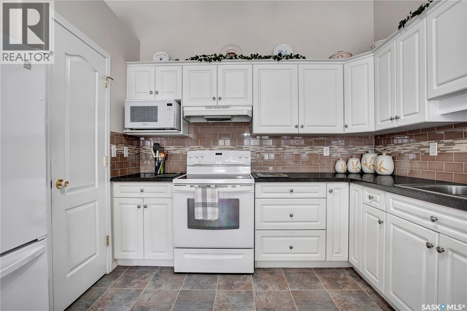 109 810 Mendel Crescent, Saskatoon, SK - Indoor Photo Showing Kitchen