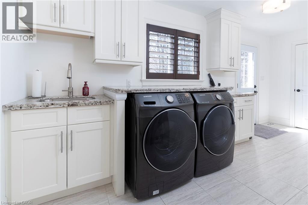 400 Hamilton Drive, Ancaster, ON - Indoor Photo Showing Laundry Room