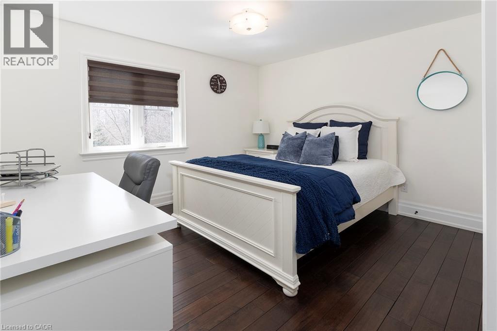400 Hamilton Drive, Ancaster, ON - Indoor Photo Showing Bedroom