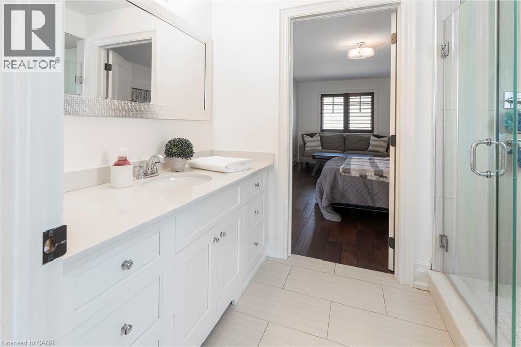 400 Hamilton Drive, Ancaster, ON - Indoor Photo Showing Bathroom