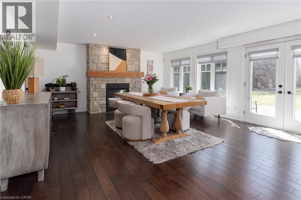 400 Hamilton Drive, Ancaster, ON - Indoor Photo Showing Living Room With Fireplace