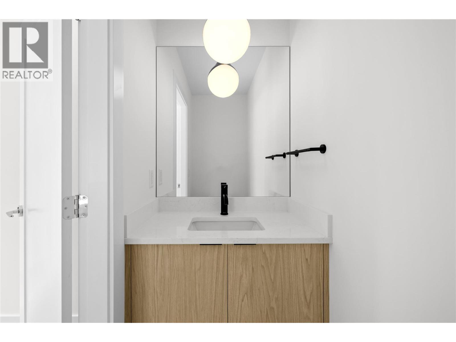 1455 Cara Glen Court Unit# 129, Kelowna, BC - Indoor Photo Showing Bathroom