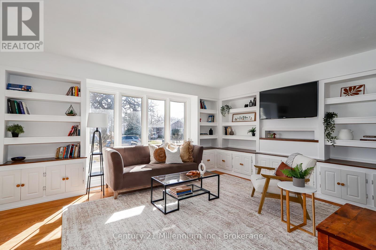 22 Dickson Road, Collingwood, ON - Indoor Photo Showing Living Room