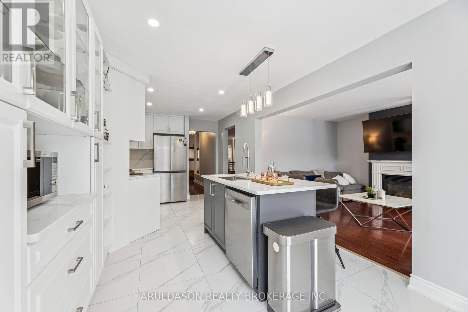 3 Booth Crescent, Ajax, ON - Indoor Photo Showing Kitchen With Upgraded Kitchen