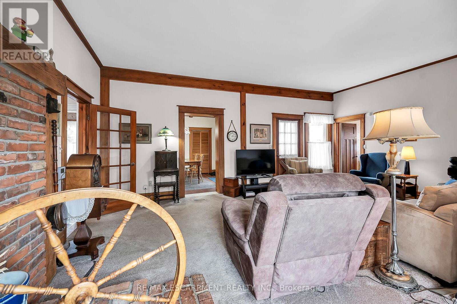 141 Mount Albion Road, Hamilton, ON - Indoor Photo Showing Living Room