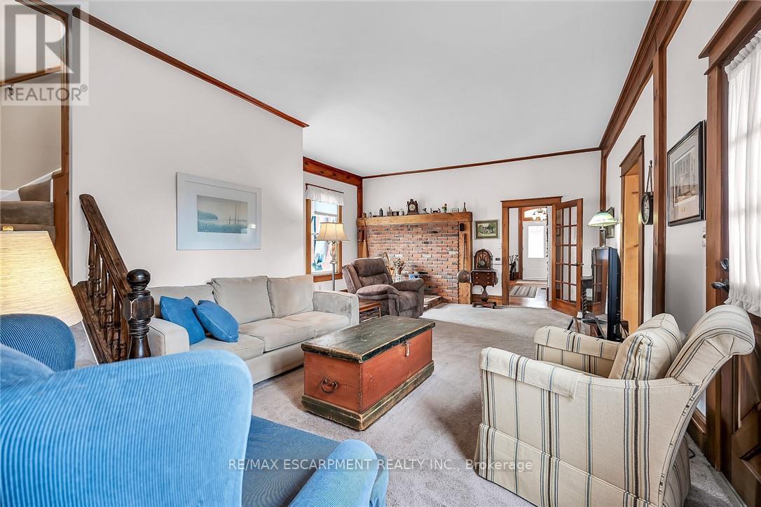 141 Mount Albion Road, Hamilton, ON - Indoor Photo Showing Living Room