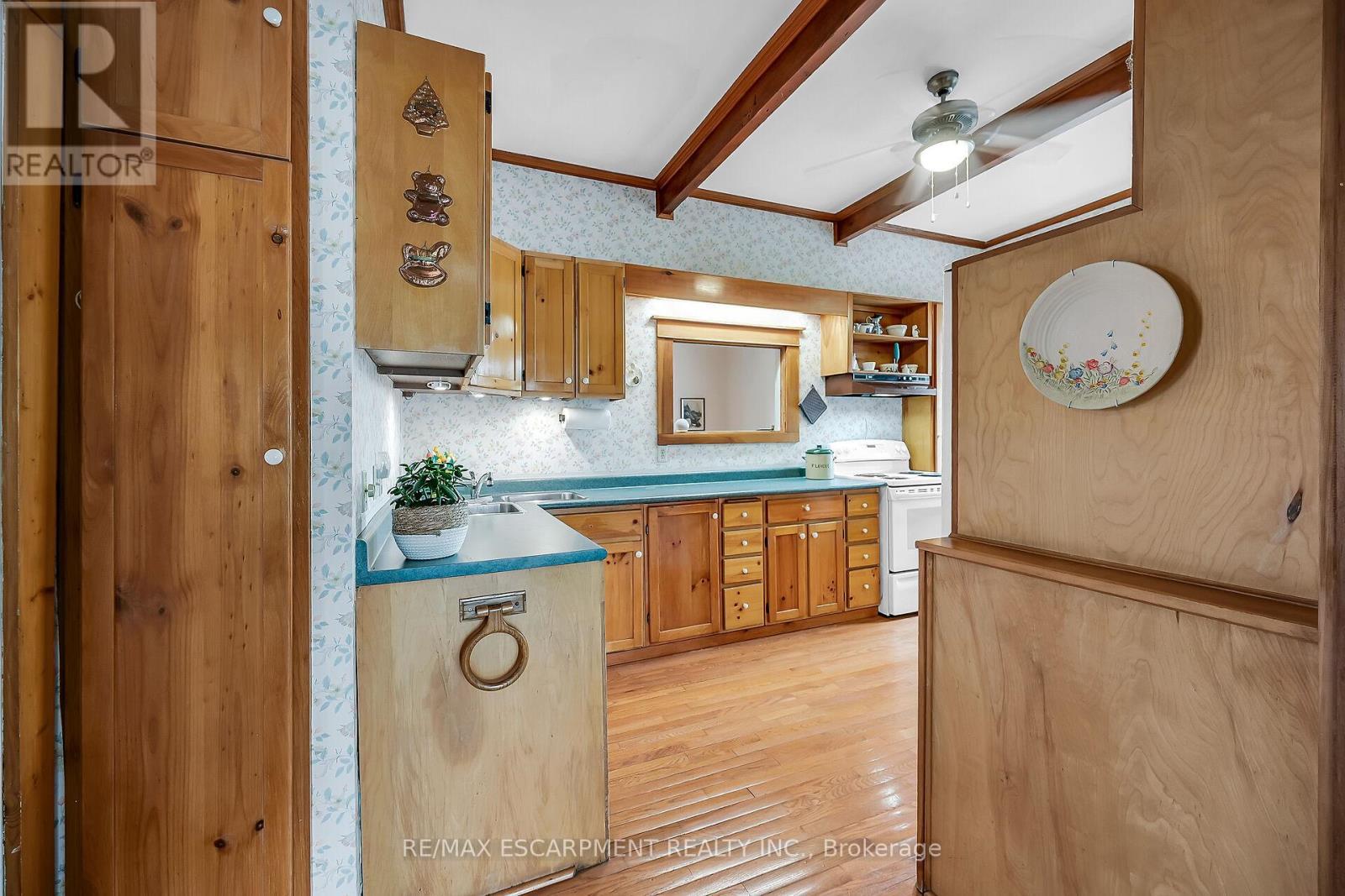 141 Mount Albion Road, Hamilton, ON - Indoor Photo Showing Kitchen