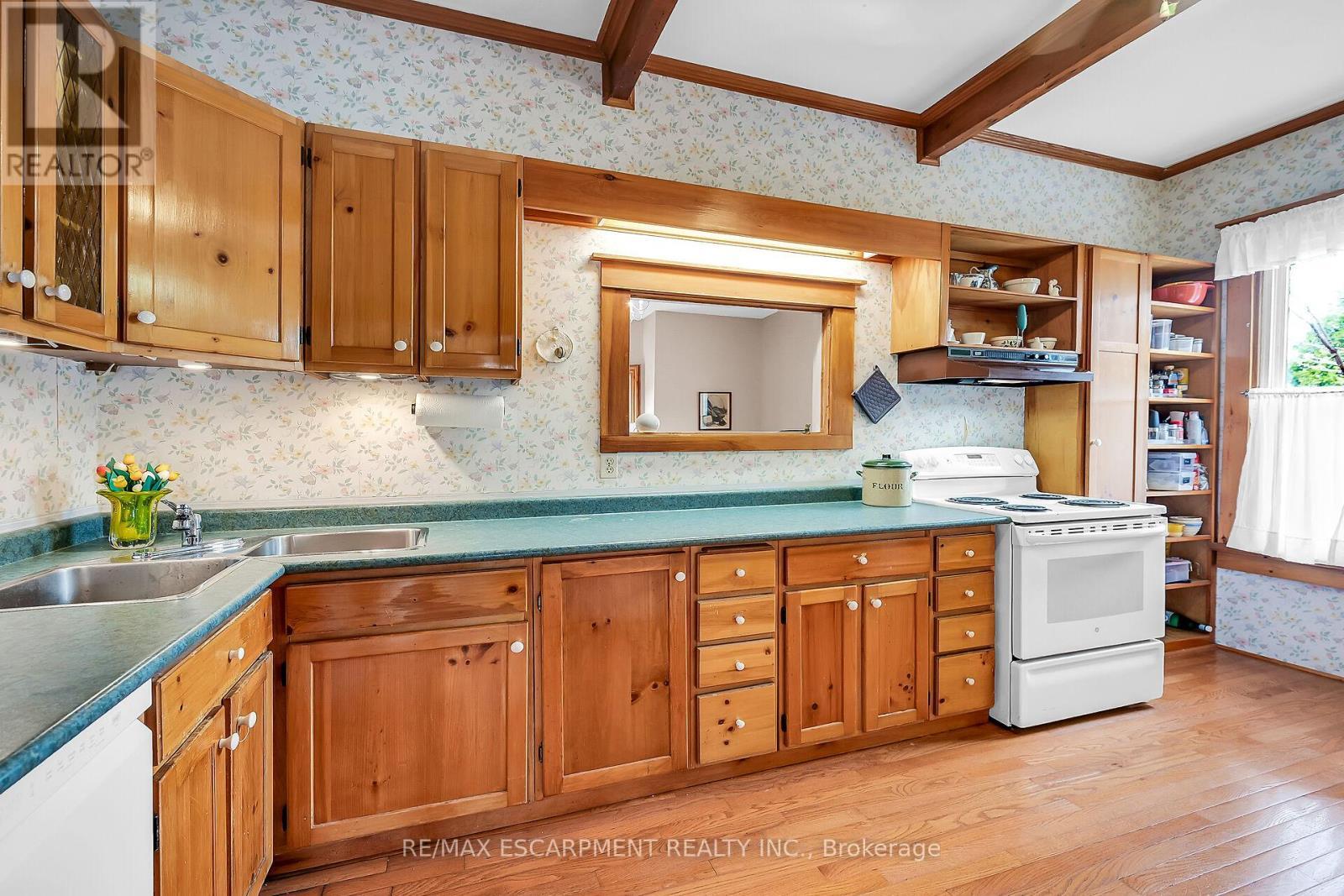 141 Mount Albion Road, Hamilton, ON - Indoor Photo Showing Kitchen