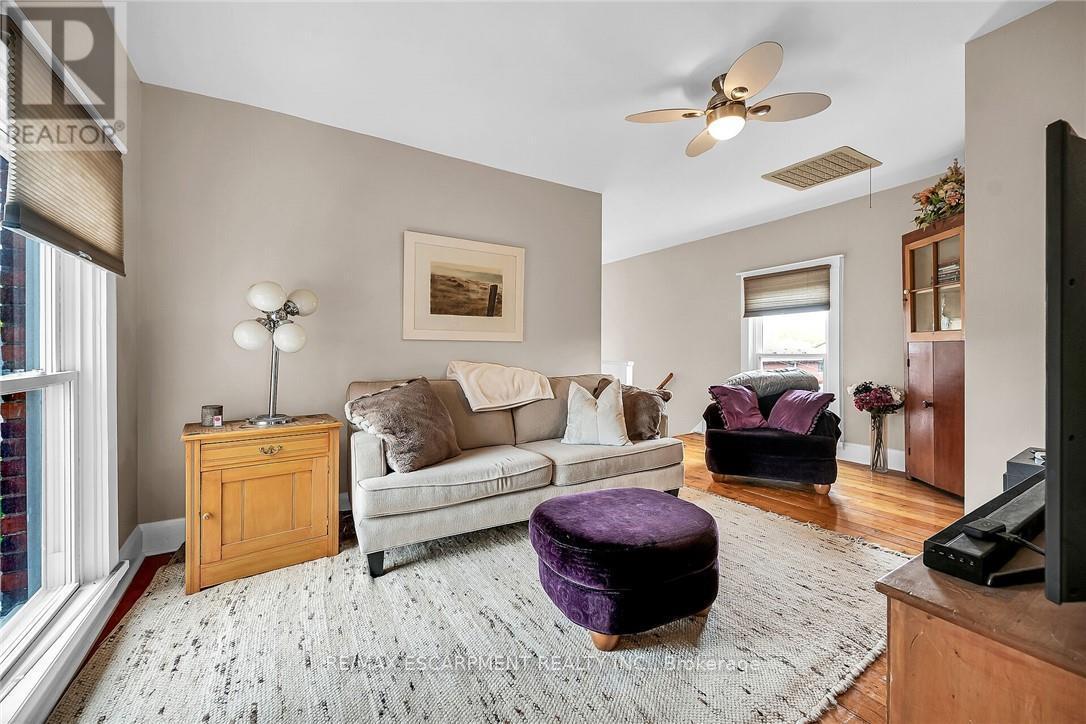 141 Mount Albion Road, Hamilton, ON - Indoor Photo Showing Living Room