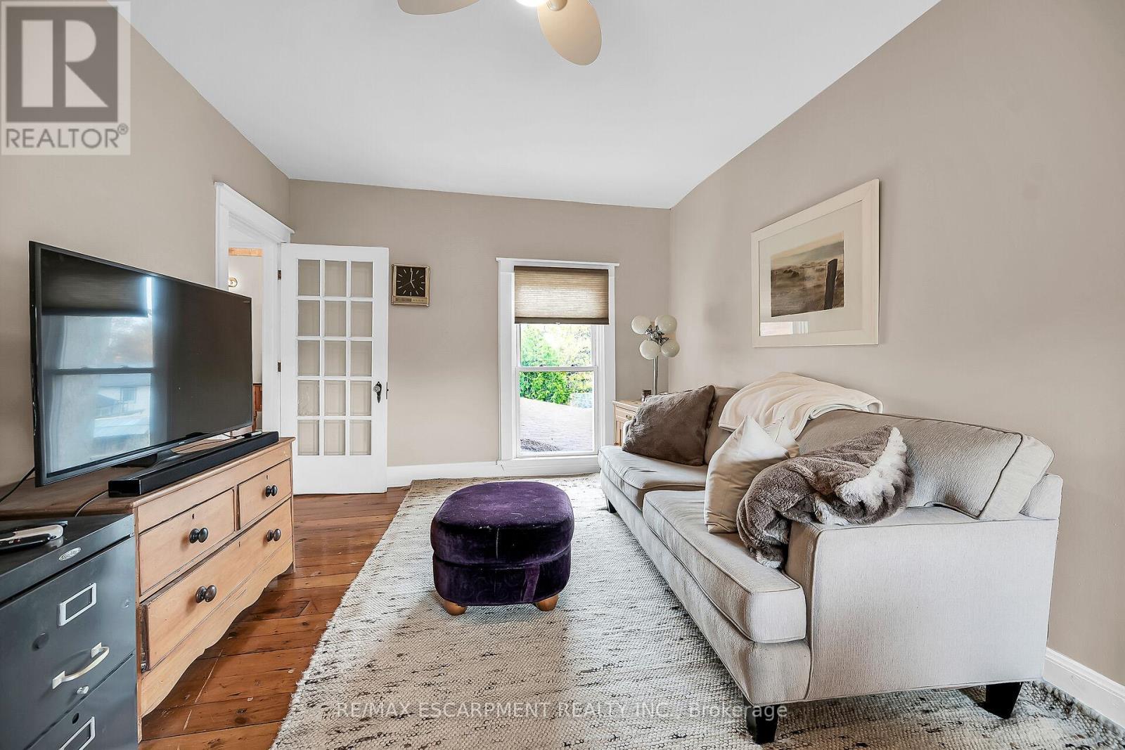 141 Mount Albion Road, Hamilton, ON - Indoor Photo Showing Living Room
