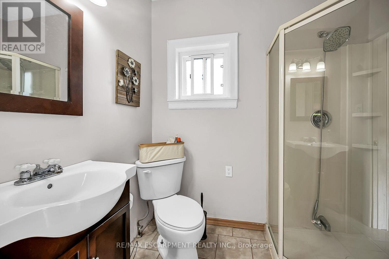141 Mount Albion Road, Hamilton, ON - Indoor Photo Showing Bathroom